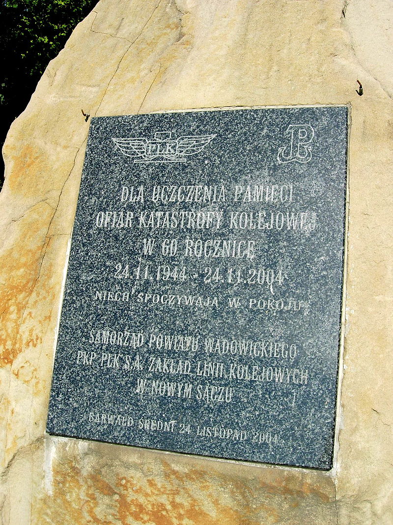 Tablica na skalnym monumencie upamiętniający ofiary katastrofy [fot. domena publiczna/Jstudnicki z polskiej Wikipedii]