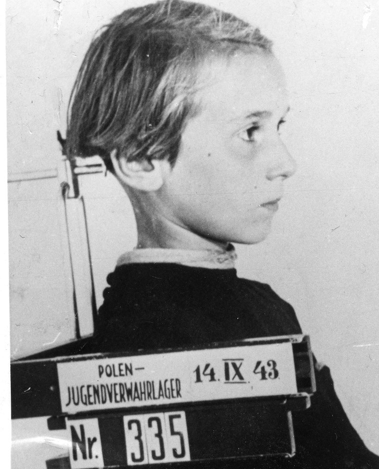 Obozowe zdjęcie Elżbiety Konarskiej, ur. 1933 r. w Poznaniu, trafiła do obozu w wieku 10 lat [fot. Archiwum IPN Oddział w Łodzi]