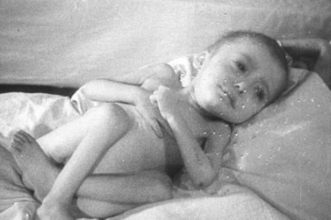 Zdjęcie poglądowe. Jedno z niemowląt znalezionych w Auschwitz po wyzwoleniu [fot. domena publiczna]