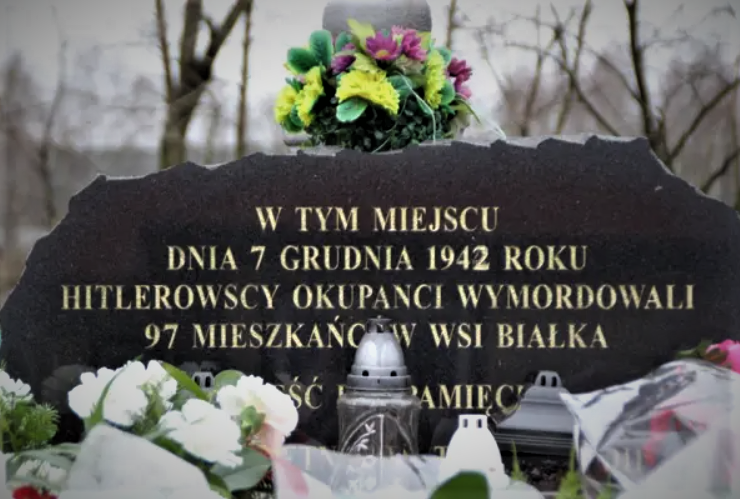 Pomnik pamięci [fot. http://tropicielehistorii.pl/bialka-wies-sprawiedliwa-wsrod-narodow-swiata/#.Y5BBmXbMJPY]