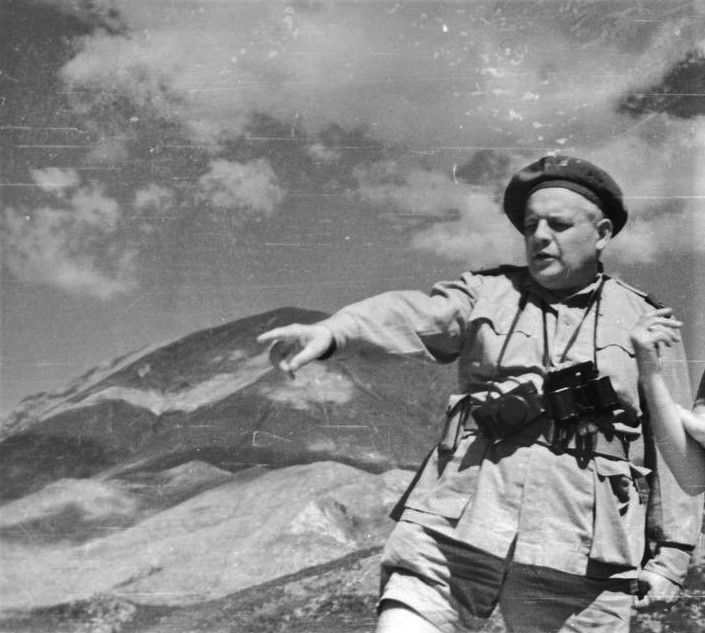 Melchior Wańkowicz po bitwie o Monte Cassino na szczycie „Widma” [fot. ze zbiorów Narodowego Archiwum Cyfrowego]