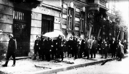 Pogrzeb „Antka Rozpylacza” 9 sierpnia 1944. (Dni Powstania, Kronika Fotograficzna Walczącej Warszawy, PAX Warszawa. 1957) [fot. domena publiczna]
