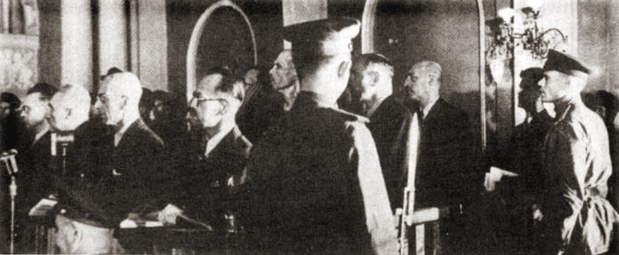 Ława oskarżenia w procesie szesnastu – Moskwa, czerwiec 1945 roku. [fot. wikipedia/domena publiczna]