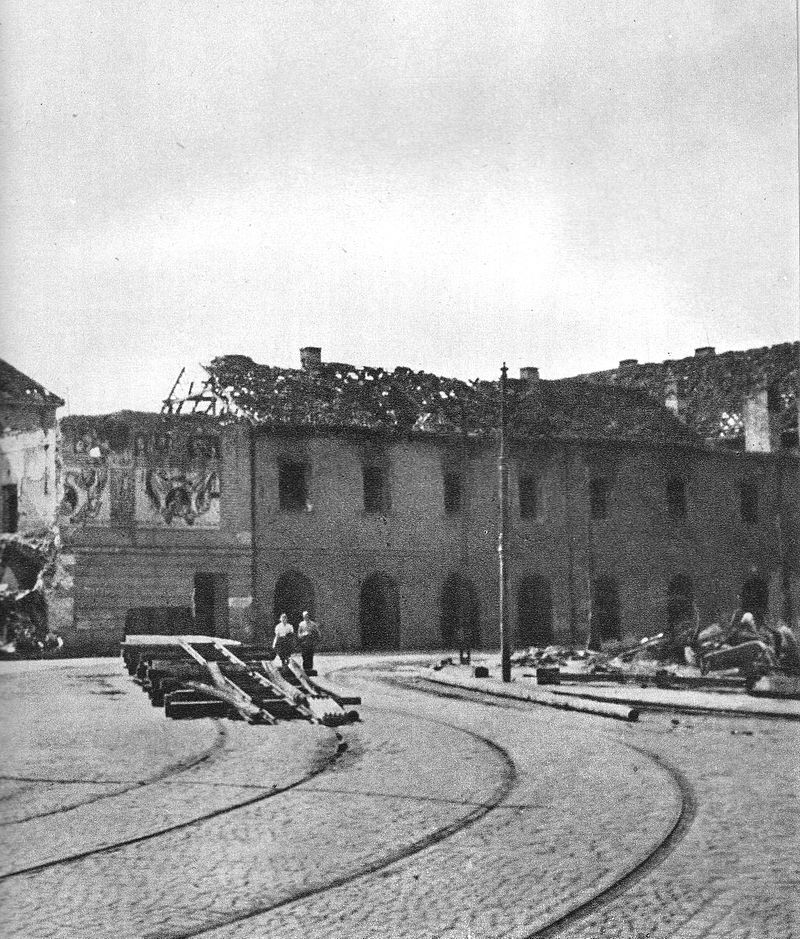 Arsenał 1945 widok z ulicy Bielańskiej [fot. domena publiczna, źródło: pl.wikipedia.org/wiki/Akcja_pod_Arsenałem#/media/Plik:Arsenał_1945_widok_z_ulicy_Bielańskiej_lewa.jpg]