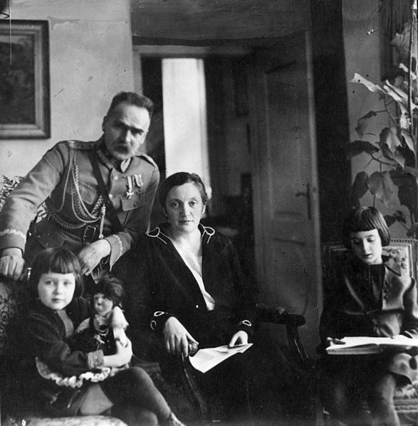 Aleksandra Piłsudska z mężem i córkami [Fot. Żródło:Wikipedia.Domena Publiczna ]