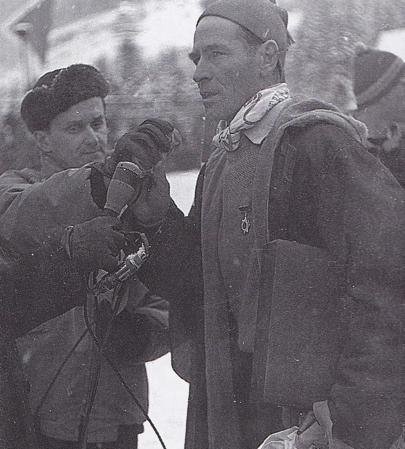 Wywiad Cezarego Chlebowskiego ze Stanisławem Marusarzem pod Krokwią w marcu 1952 roku. [fot. wikimedia/commons/domena publiczna]