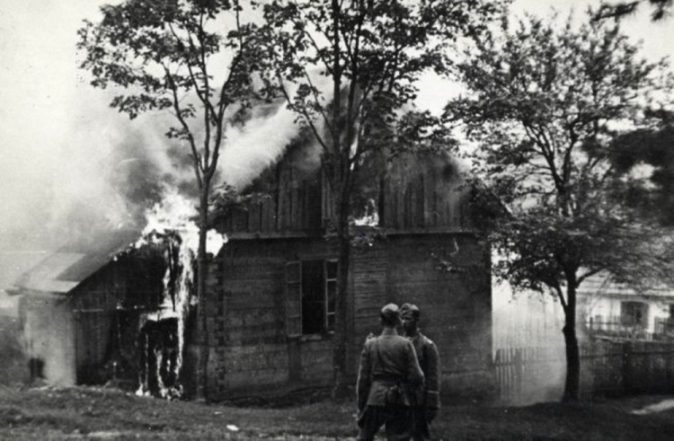 Płonący Michniów, 12 lipca 1943 r. [fot. IPN]