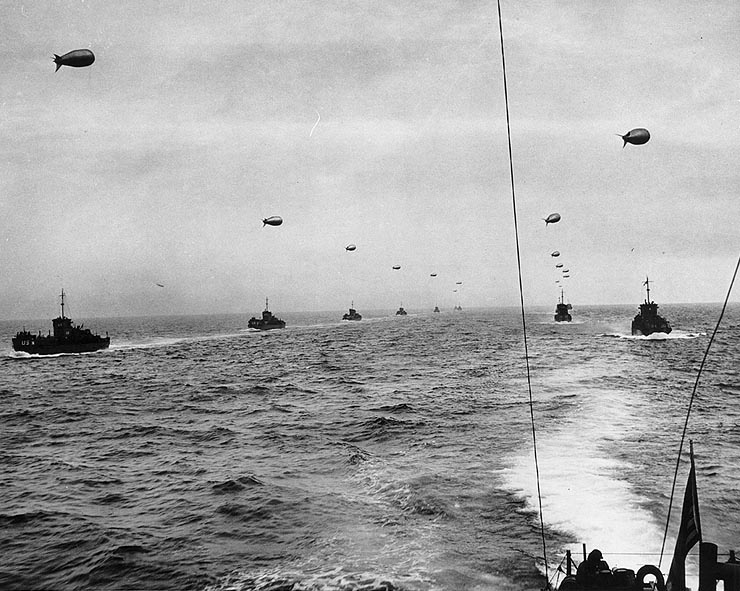 Alianckie okręty desantowe zbliżają się do plaż Normandii. [fot. wikipedia/domena publiczna]