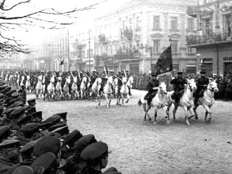 Defilada kawalerii sowieckiej po kapitulacji Lwowa, Wały Hetmańskie obok Grand Hotelu [fot. wikipedia/domena publiczna]
