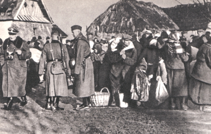 Polscy rolnicy wysiedlani z Zamojszczyzny, zima 1942/1943 [fot. domena publiczna]
