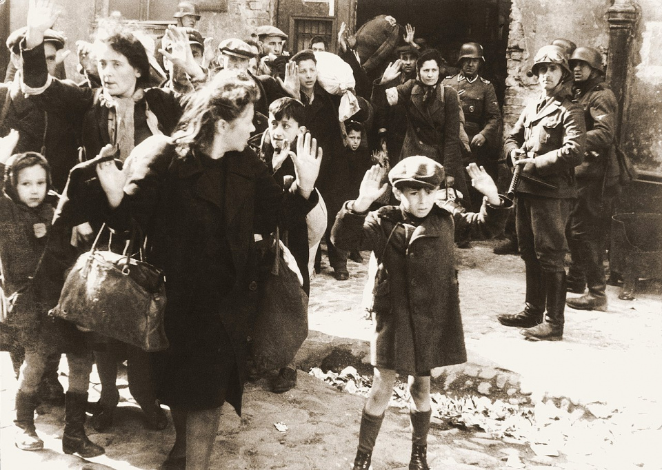 Pojmani przez SS Żydzi w trakcie powstania w getcie warszawskim, kwiecień 1943 [fot. domena publiczna]