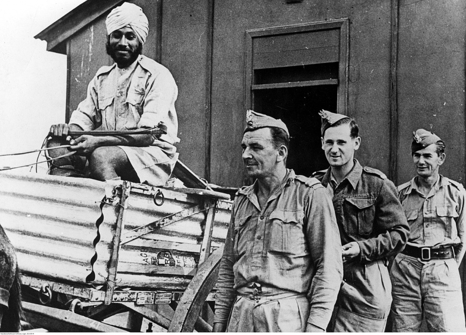 Armia Polska w Iranie. Trzech polskich żołnierzy i żołnierz brytyjski - Sikh z Indii (z lewej). [fot. domena publiczna]