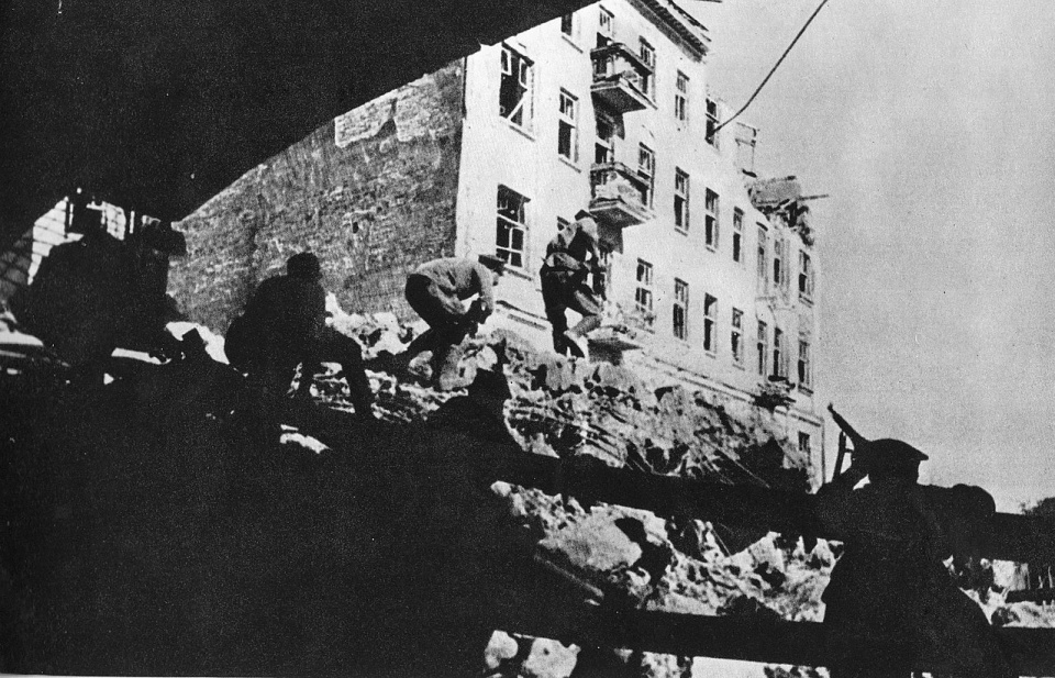 Żołnierze 1 Armii Wojska Polskiego podczas walk ulicznych na Pradze, wrzesień 1944 [fot. domena publiczna]