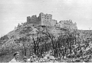 Ruiny klasztoru na Monte Cassino [fot. Narodowe Archiwum Cyfrowe]