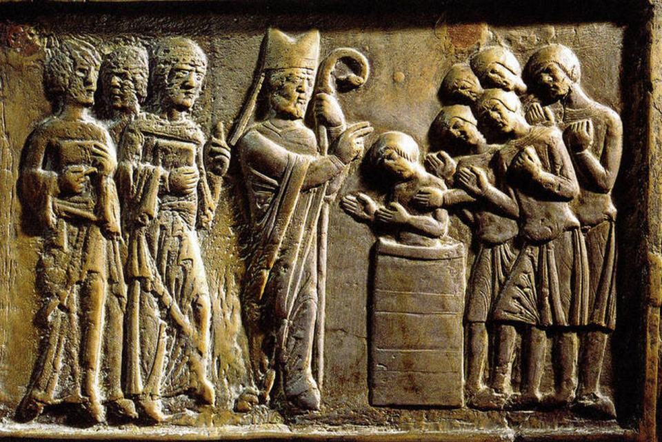 Fragment Drzwi Gnieźnieńskich, na którym przedstawiono chrzest Mieszka I. [domena publiczna]