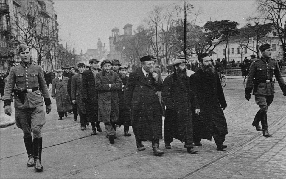 Żydzi eskortowani w drodze do pracy na Krakowskim Przedmieściu (marzec 1940) [źródło: www.wikipedia.pl]
