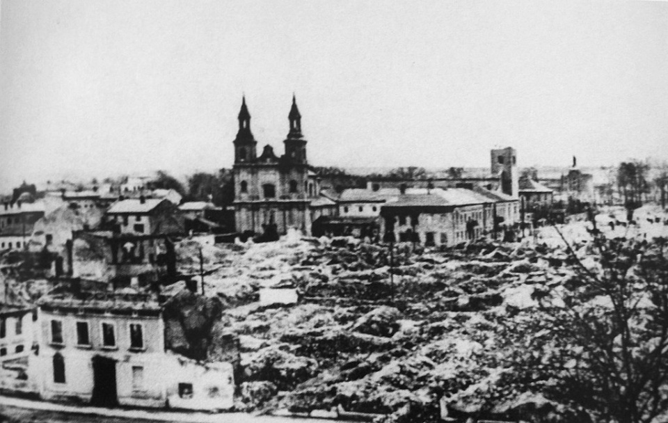 Zbombardowane centrum (zdjęcie ze zbiorów Muzeum Ziemi Wieluńskiej w Wieluniu) [www.wikipedia.pl]