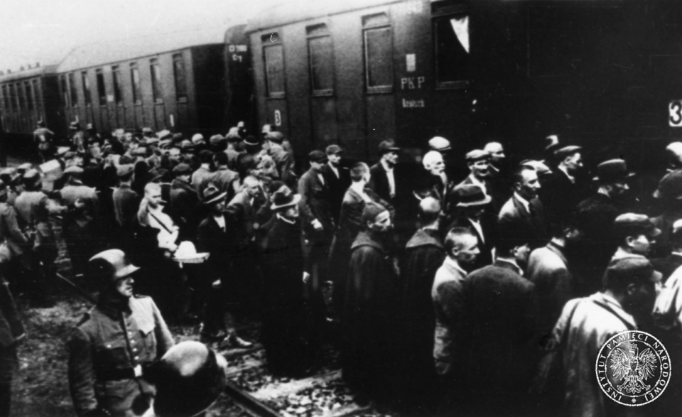 Załadunek więźniów do wagonów. Rampa towarowa przy dworcu kolejowym w Tarnowie, 14.06.1940 [IPN, domena publiczna]