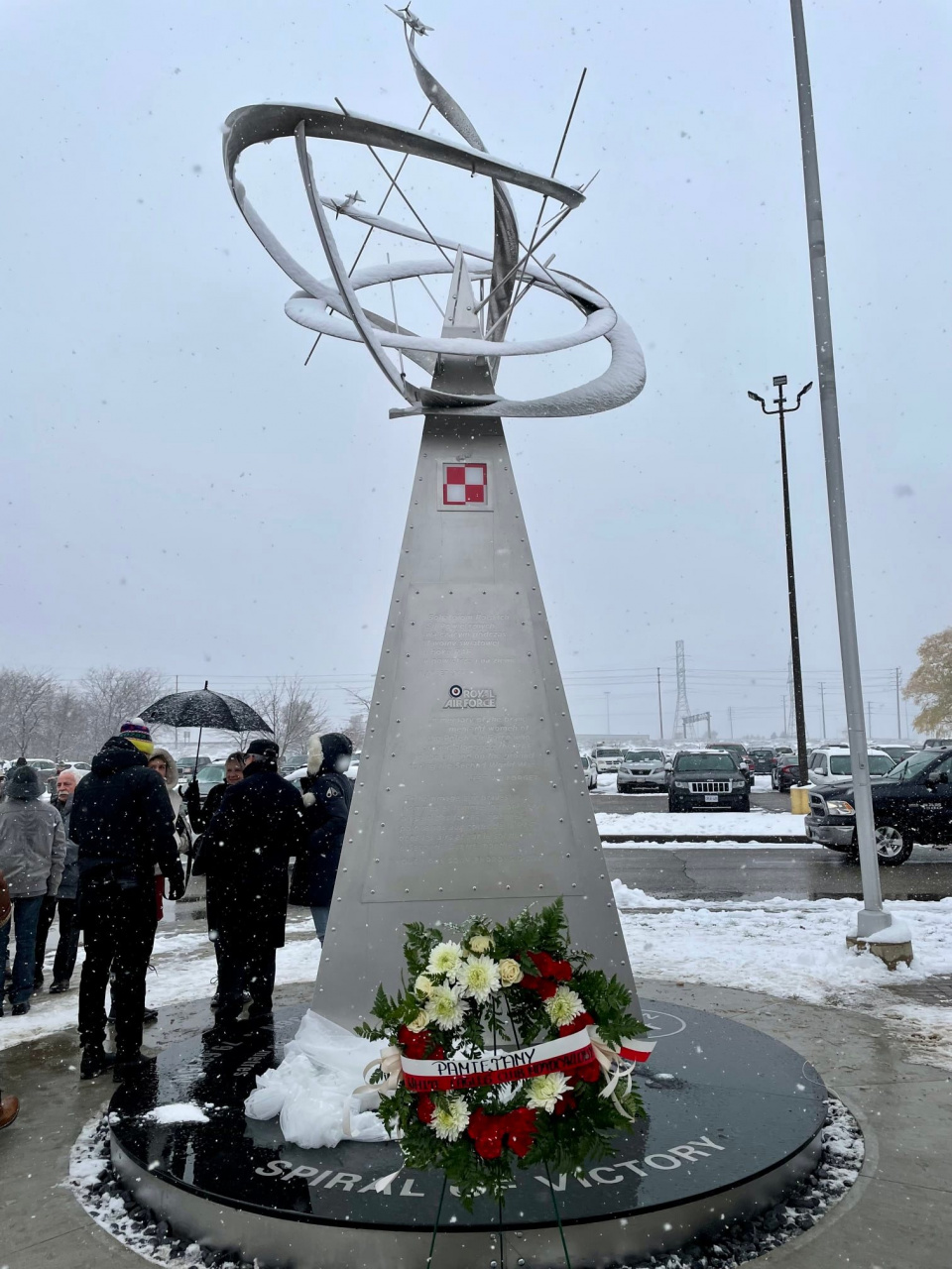 Pomnik upamiętniający polskich lotników RAF w Kanadzie [https://www.facebook.com/polskieradiotoronto/photos/a.1283782508302390/7158343024179613/?type=3&theaterz ]