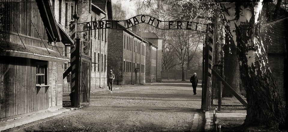Brama "Arbeit Macht Frei", Auschwitz [pixabay.com]