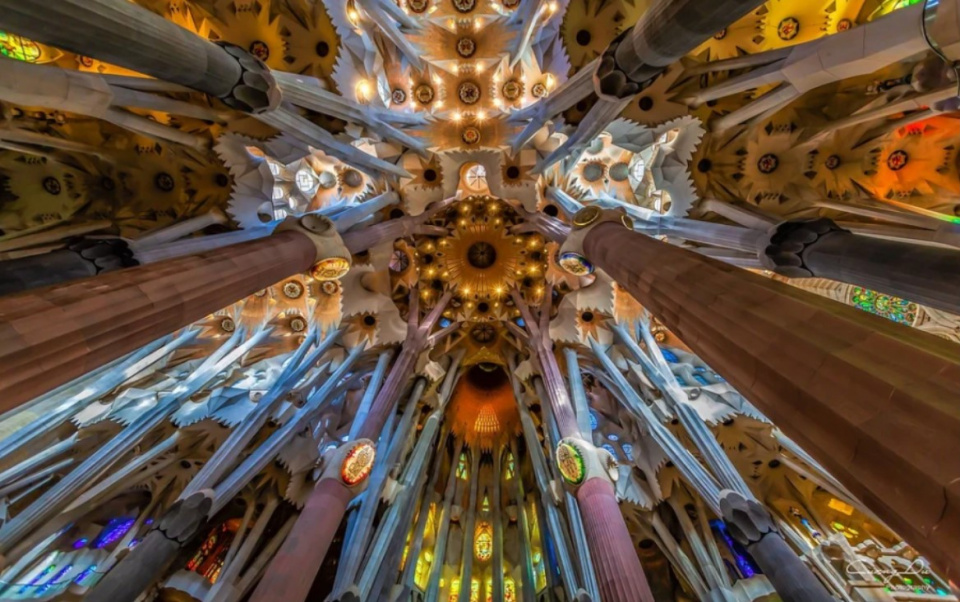 Sagrada Família (widok wewnątrz kościoła na sklepienie) [pixabay.com]