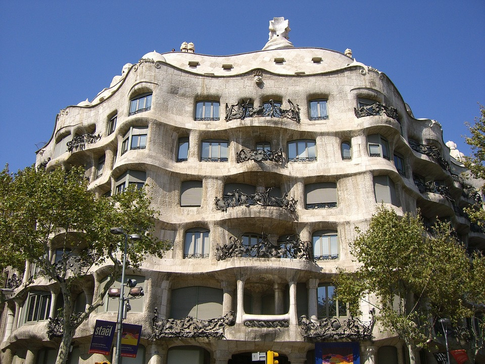 Casa Milà (budynek w Barcelonie, projektu Antoniego Gaudíego, powstały w latach 1906-1910) [pixabay.com]
