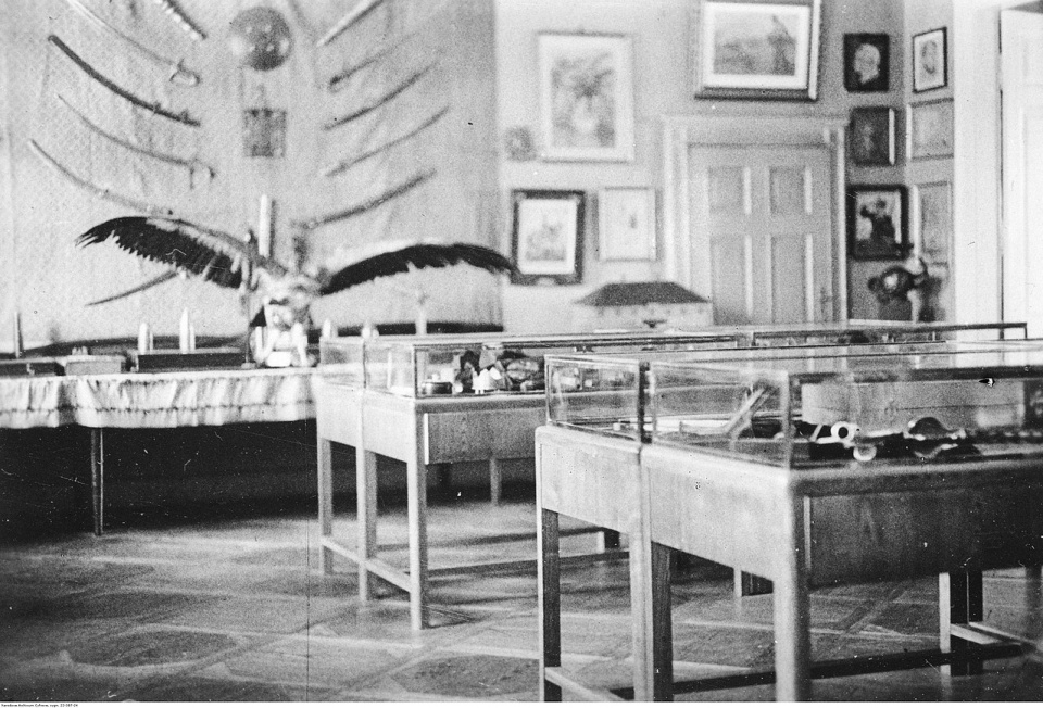 Fragment ekspozycji w Muzeum Józefa Piłsudskiego, między 1936 a 1939 [fot. domena publiczna]