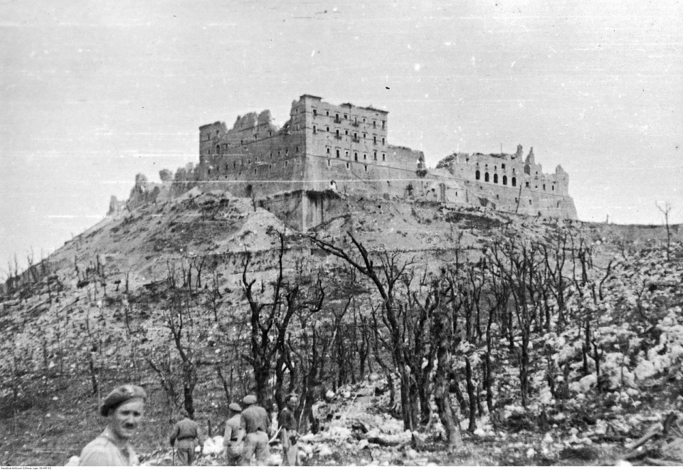 Ruiny klasztoru na Monte Cassino [fot. Narodowe Archiwum Cyfrowe]