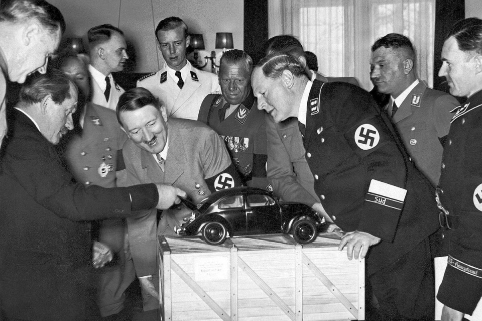 Ferdinand Porsche prezentuje Adolfowi Hitlerowi model volkswagena [Źródło: Deutsches Historischer Museum]
