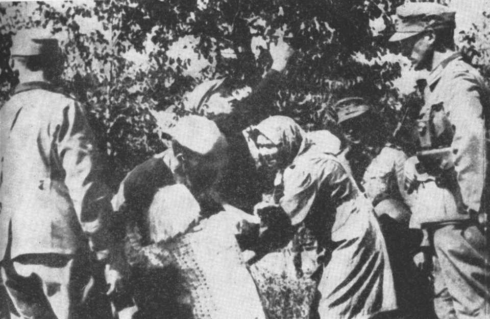 Rabunek dzieci polskich podczas operacji wysiedleńczej na Zamojszczyźnie [fot. domena publiczna]