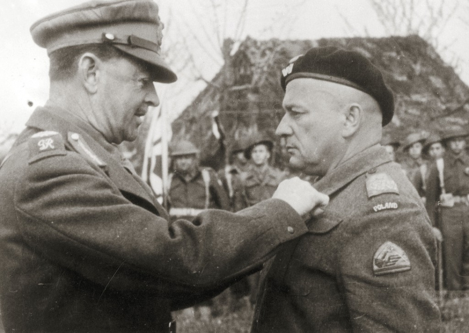 Gen. Harold Alexander dekoruje gen. Bronisława Rakowskiego po bitwie o Ankonę [fot. domena publiczna]