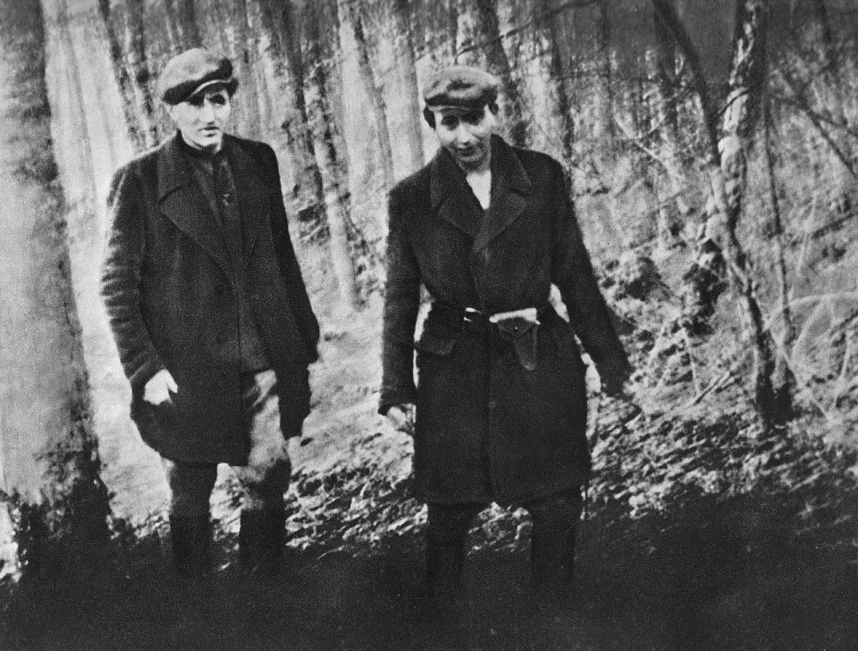 Żołnierze ŻOB Jan Bilak i Jakub Putermilch. Obydwaj walczyli później w powstaniu warszawskim [fot. domena publiczna]