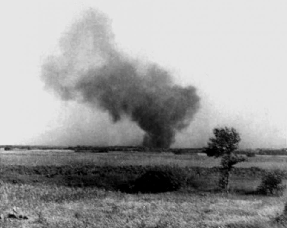 Obóz podpalony przez zbuntowanych więźniów; zdjęcie wykonane potajemnie przez Franciszka Ząbeckiego 1943 [fot. domena publiczna]