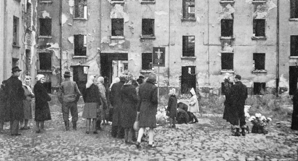 Warszawiacy zgromadzeni w miejscu jednej ze zbrodni Rzezi Woli (1.11.1945) [fot. domena publiczna]