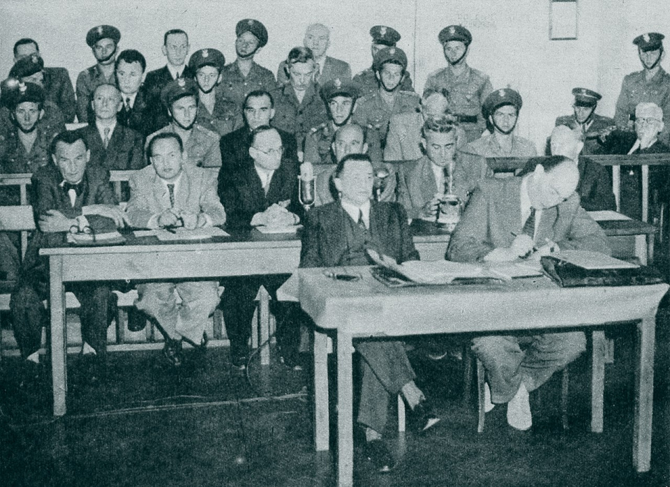 Proces "TUN" 1951 „Na zdjęciu: (na lewo) ława oskarżonych, w pierw­szym rzędzie od lewej: Tatar, Utnik, Nowicki, z boku Kirchmayer, w drugim rzędzie: Roman, Ju­recki, w ostatnim rzędzie: Herman, Wacek, Mossor”. [fot. domena publiczna / Tygodnik „Świat”, 1
