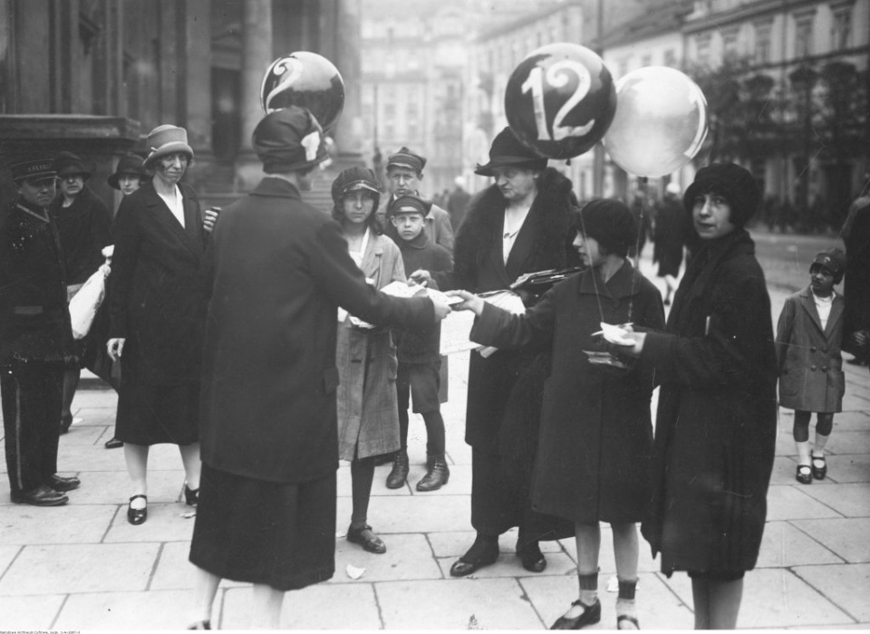 Kobiety agitujące w dniu wyborów do Rady Miejskiej w Warszawie, 22 maja 1927 [fot. Narodowe Archiwum Cyfrowe]