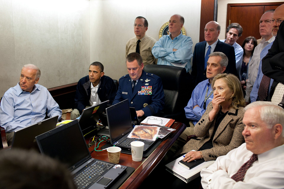 Barack Obama, Joe Biden i Hillary Clinton obserwujący operację Neptune Spear (pl. Operacja Trójząb Neptuna) w Białym Domu mająca na celu zabicie Osamy bin Ladena [fot. Pete Souza - White House Flickr Feed]