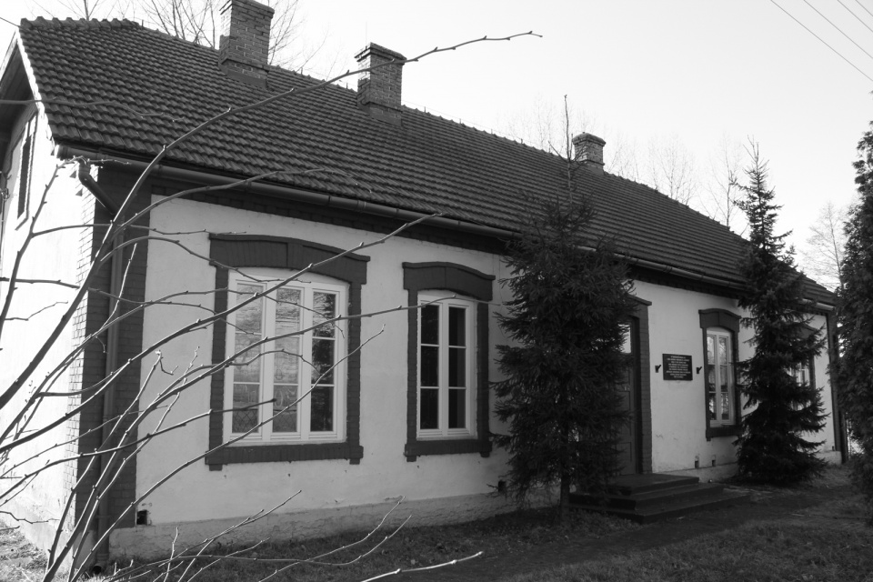 Budynek obozu w Budach, w którym dokonano rzezi więźniarek w 1942 r. [fot. Fundacja Pobliskie Miejsca Pamięci Auschwitz-Birkenau]