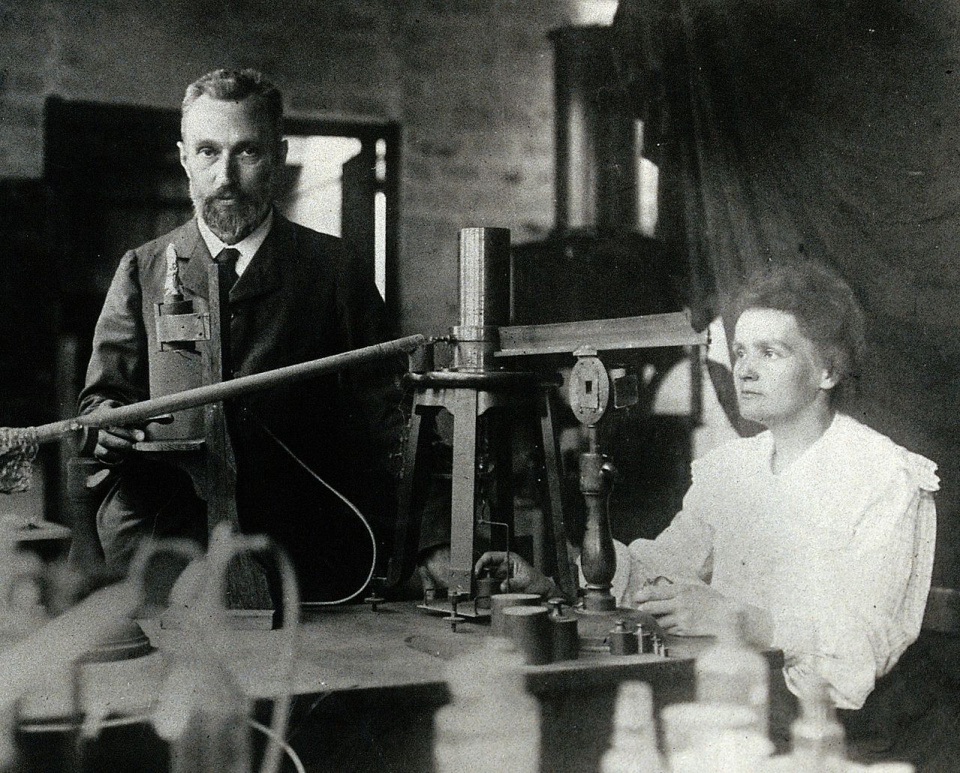 Maria Skłodowska–Curie z mężem Pierrem Curie w laboratorium [fot. domena publiczna]