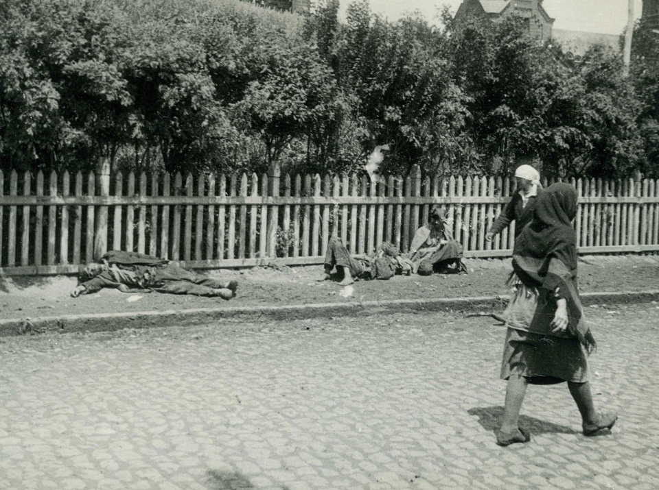 Wielki głód na Ukrainie. Ulica w Charkowie 1932, przechodnie mijają zmarłych z głodu ludzi. [fot. domena publiczna]
