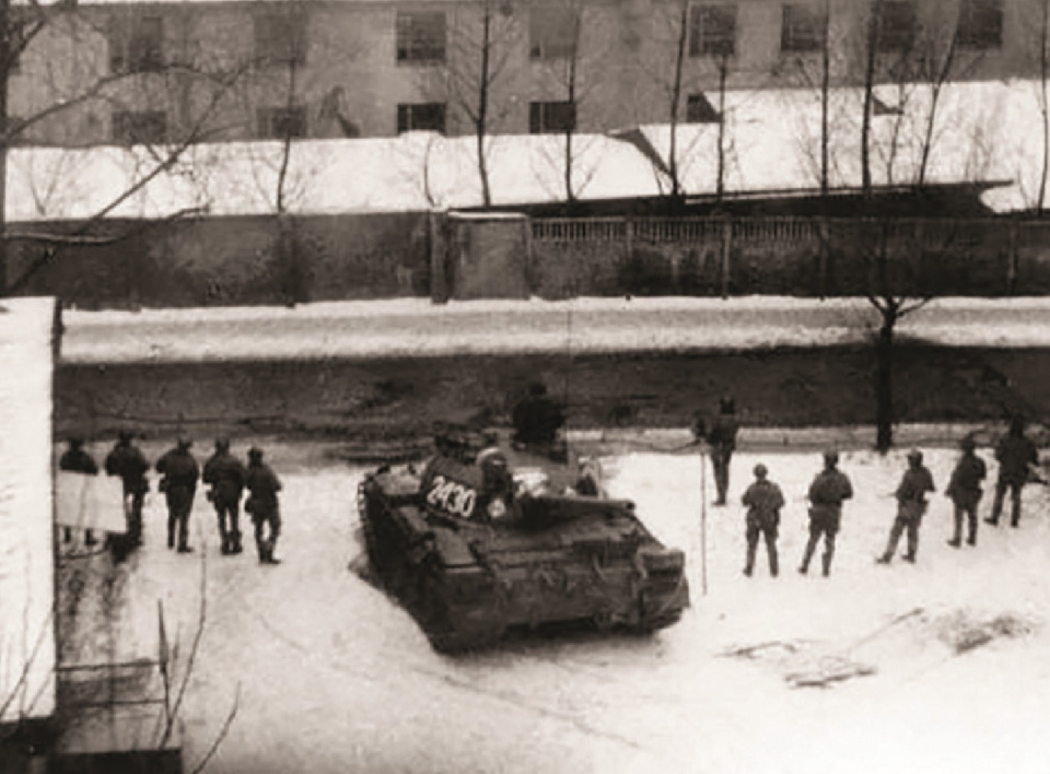 Pacyfikacja kopalni „Wujek”. Jeden z czołgów przygotowuje wyłom w murze kopalni, Katowice, 16 grudnia 1981 r. [Fot. Andrzej Konarzewski IPN Katowice]