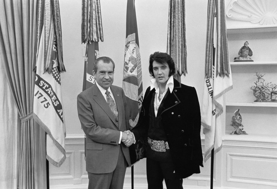 Nixon z Elvisem Presleyem w Białym Domu, 1970 [fot. White House photograph by Ollie Atkins via https://www.archives.gov/exhibits/nixon-met-elvis/]