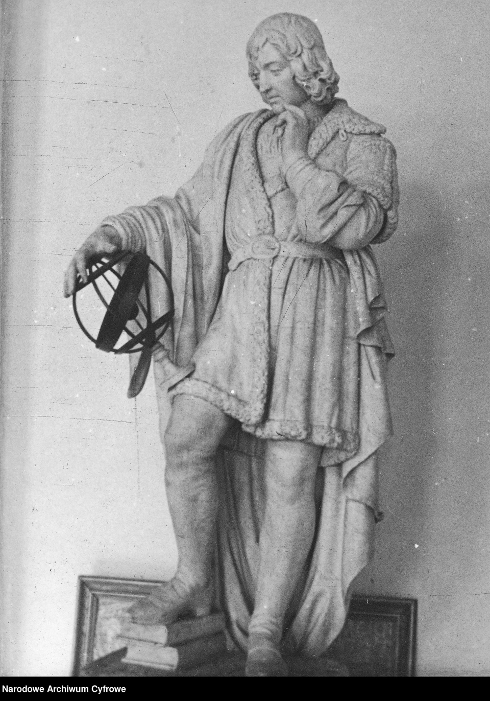 Rzeźba Mikołaja Kopernika. [fot. Narodowe Archiwum Cyfrowe]