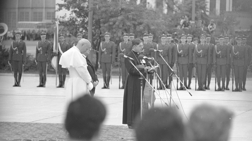 Prymas Polski, kard. Józef Glemp (na podium z prawej) wygłasza przemówienie. Na podium z lewej widoczny papież Jan Paweł II. [fot. Narodowe Archiwum Cyfrowe]