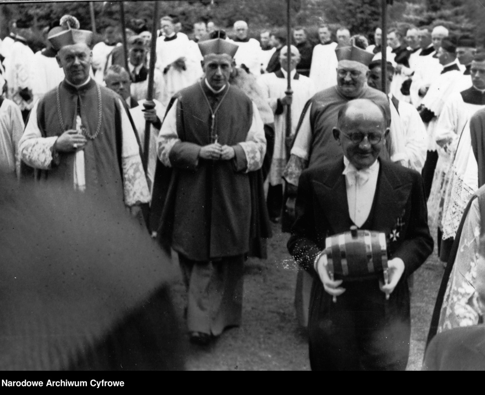 Ks. biskup Michał Kozal (w środku) podczas uroczystej procesji. [fot. Narodowe Archiwum Cyfrowe]