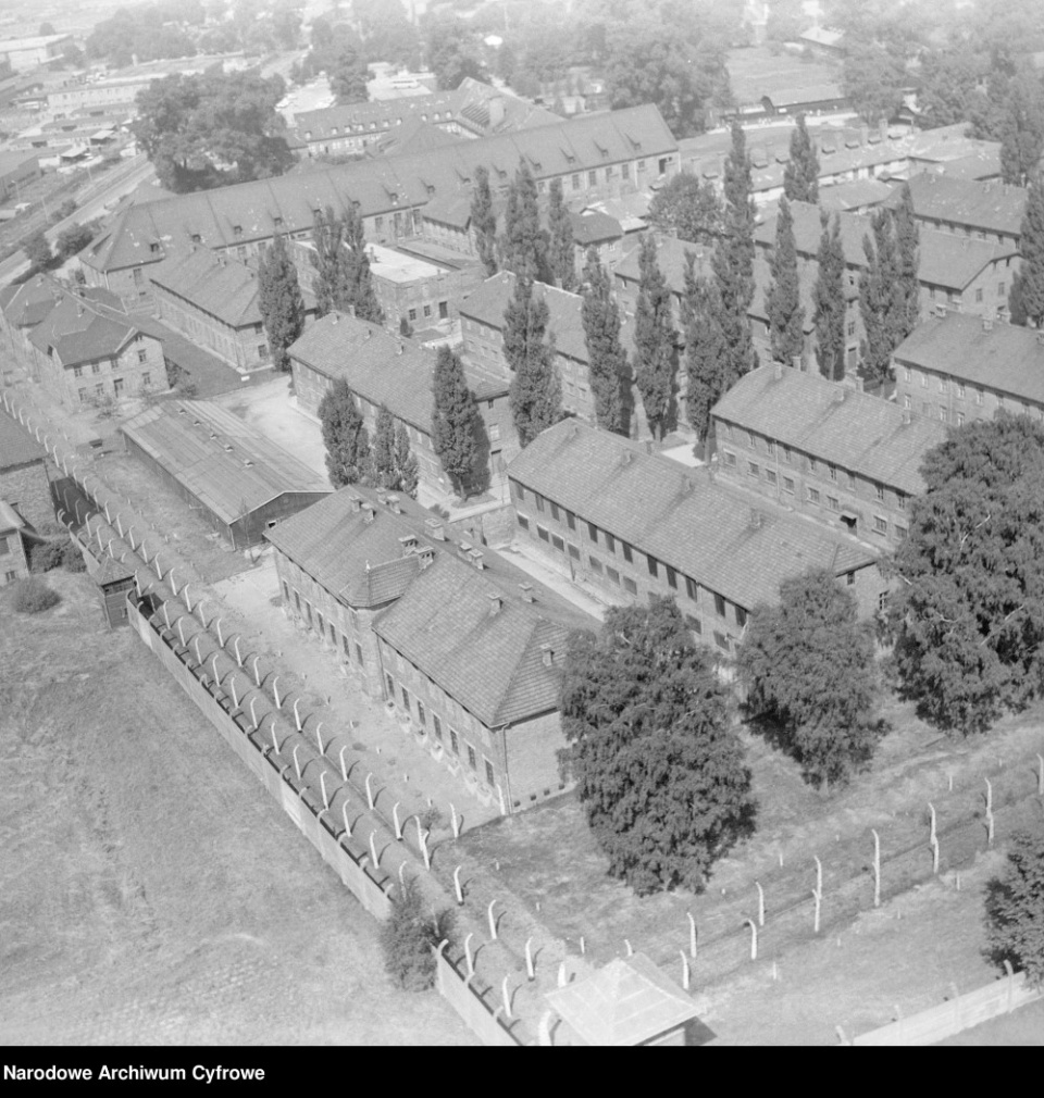 Widok na zabudowania byłego obozu koncentracyjnego Auschwitz I [fot. Narodowe Archiwum Cyfrowe]
