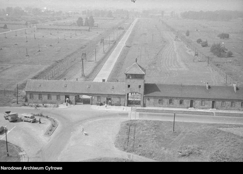 Widok na bramę byłego obozu koncentracyjnego Auschwitz-Birkenau. [fot. Narodowe Archiwum Cyfrowe]