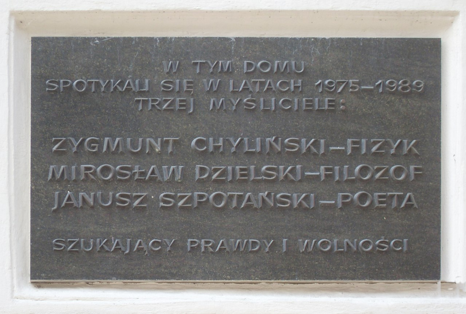 Tablica pamiątkowa na kamienicy przy ul. Poselskiej 24 w Krakowie. [fot. Maciej Miezian/Domena publiczna/Wikimedia Commons/