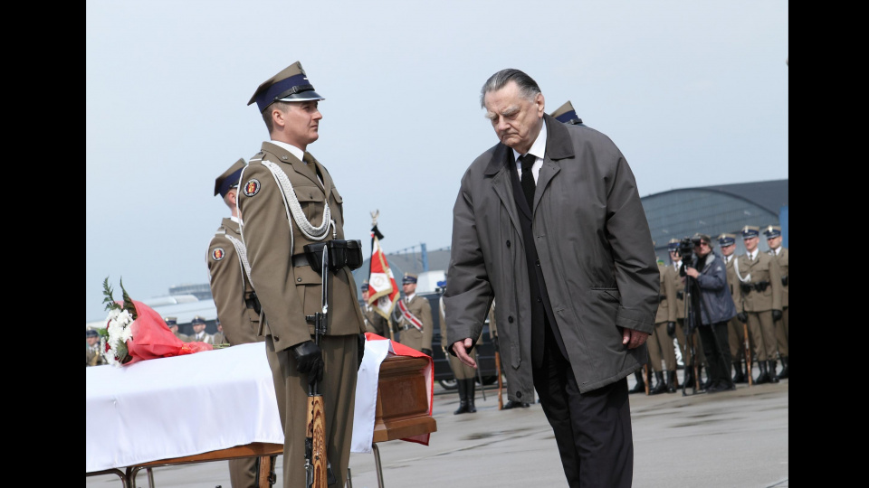 Czwarty dzień żałoby narodowej w Warszawie po katastrofie lotniczej w Smoleńsku. [fot. Narodowe Archiwum Cyfrowe]