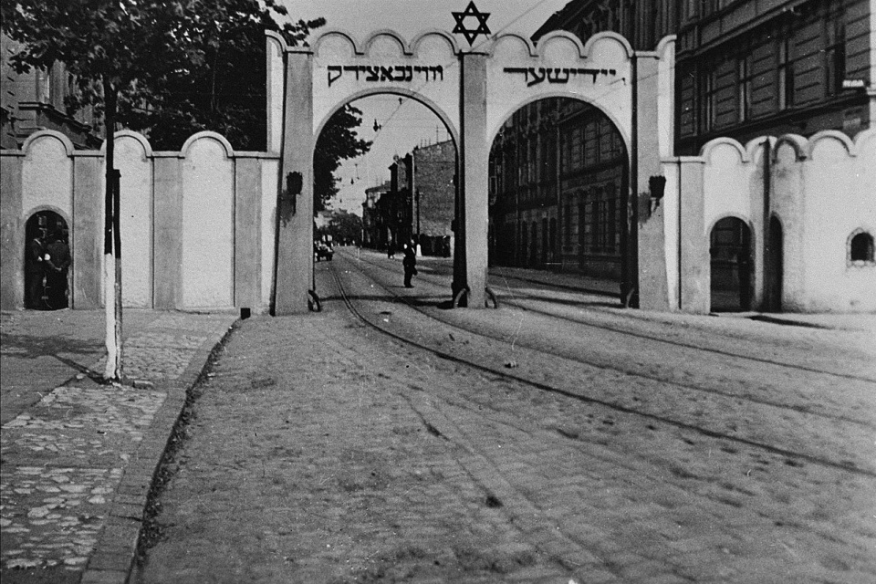Brama I getta, rok 1941. Wejście z Rynku Podgórskiego na ul. Limanowskiego. [fot. wikimedia/commons/domena publiczna]